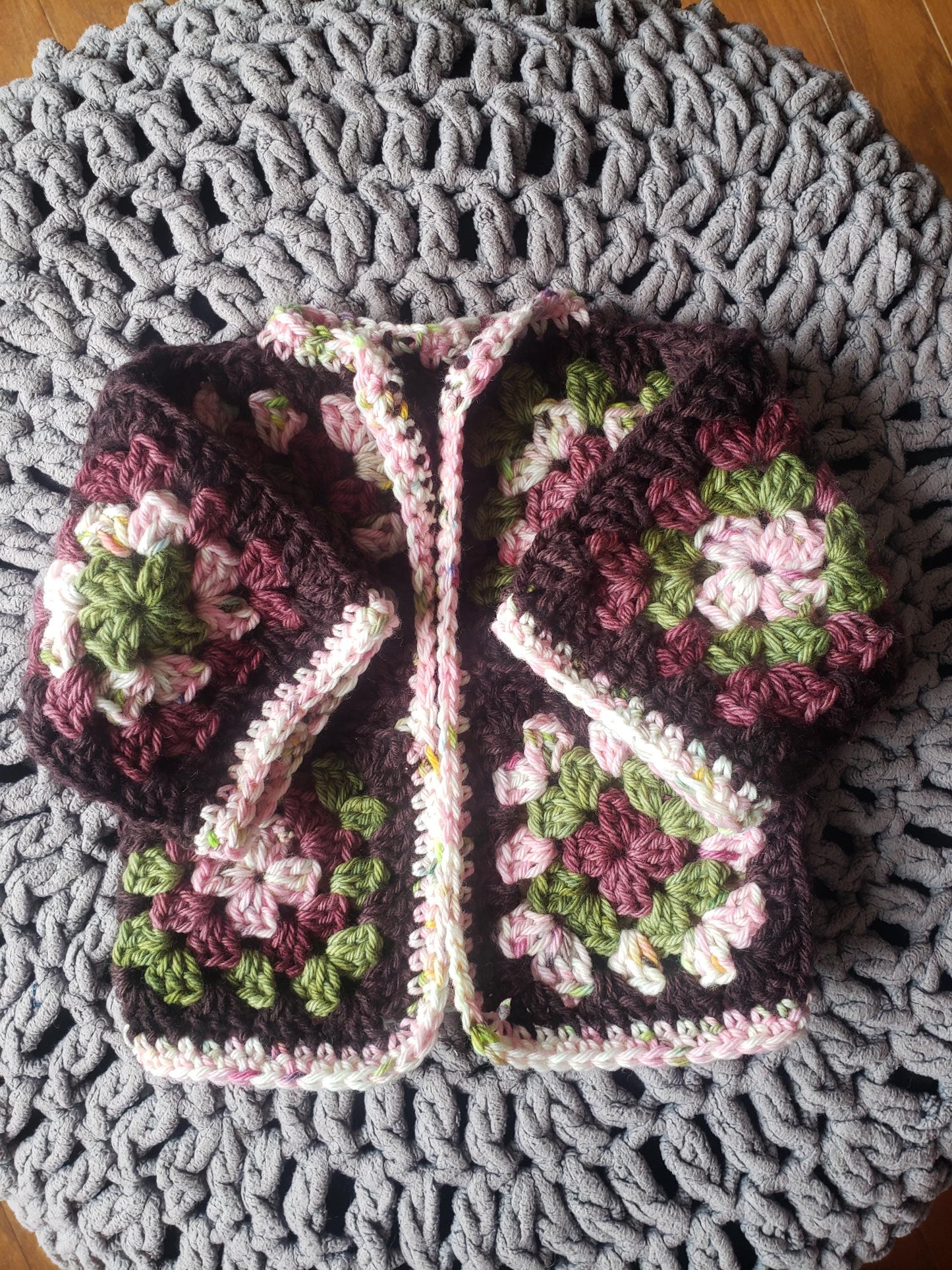 Rhubarb - 4-ply 100% non-super wash worsted weight merino yarn. 100g, 218 yards, pink red purple. Soft 20.5 micron.