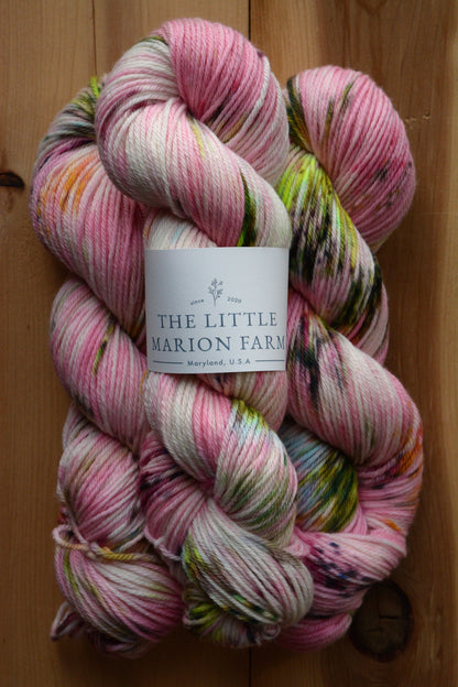 Apple Blossom - worsted weight 4-ply 100% non-super wash, extra fine merino yarn. 100g 218 yards. Pink white speckles. Soft 20.5 micron.